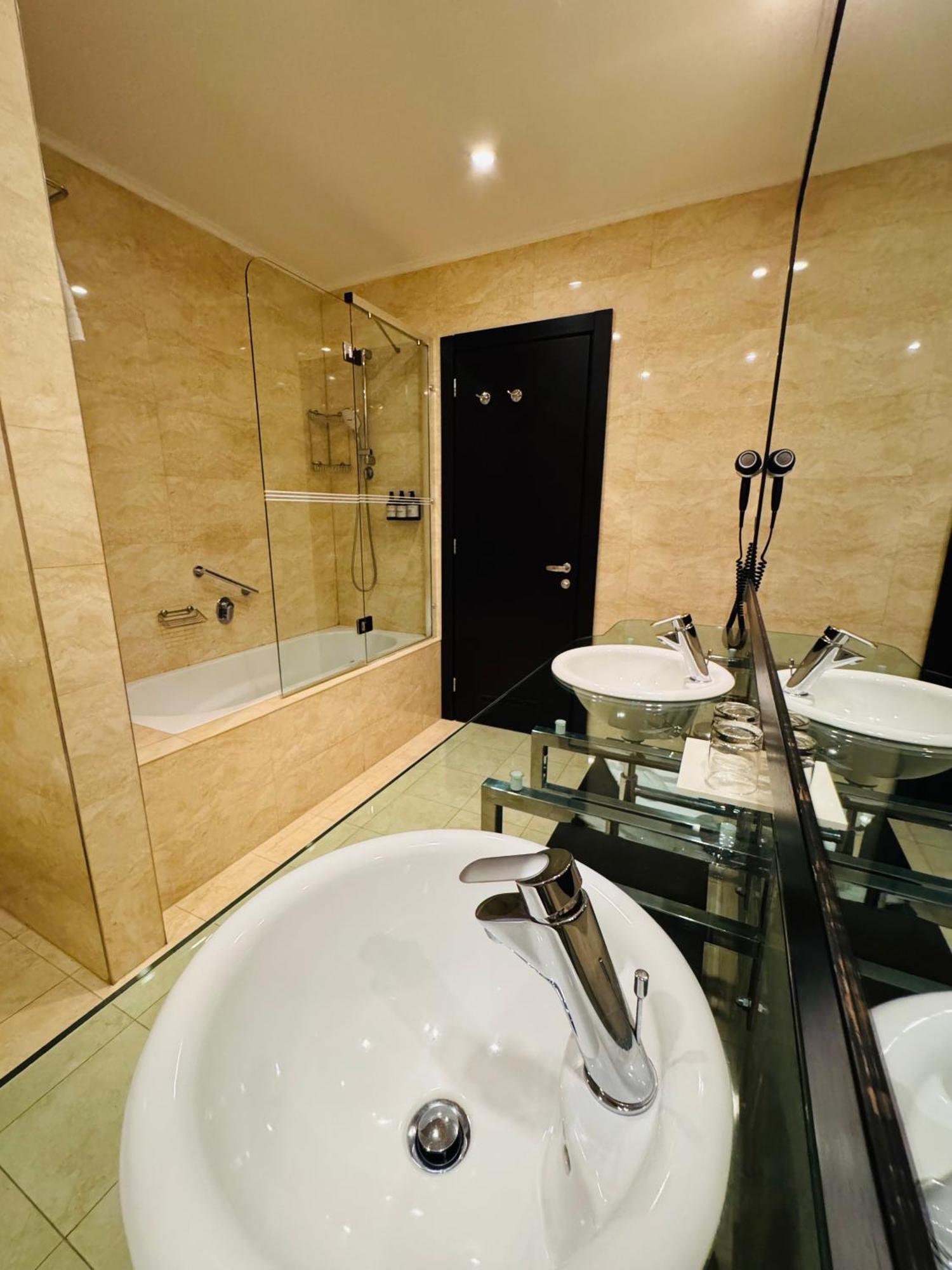 Hotel Rivo Timisoara Bagian luar foto